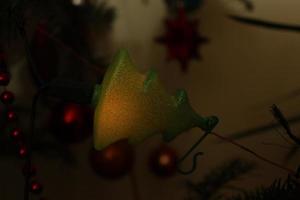 weihnachtsglitzerkugel gefunden in einer natürlichen tanne in form eines baumes foto