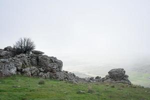 schöne Landschaft an einem nebligen Tag foto