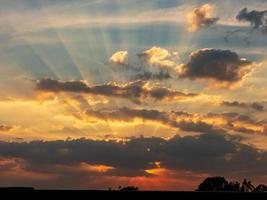 Lichtstrahlen, die durch dunkle Wolken scheinen foto