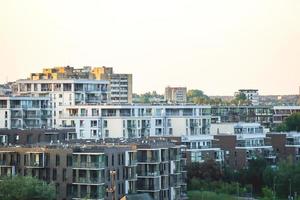 Stadtbild Wohngebäude Tops auf hellweißem Himmelshintergrund foto