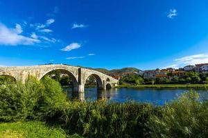 Arslanagische Brücke am Fluss Trebisnjica in Trebinje, Bosnien und Herzegowina foto