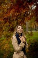 schöne junge Frau im Herbstpark foto