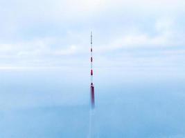 Luftdrohne Draufsicht auf den Rigaer Fernsehturm in Lettland. foto