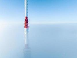 Luftdrohne Draufsicht auf den Rigaer Fernsehturm in Lettland. foto