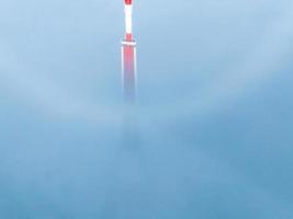 Luftdrohne Draufsicht auf den Rigaer Fernsehturm in Lettland. foto