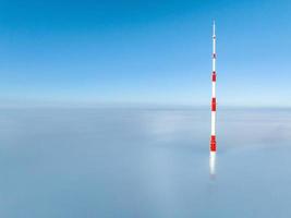 Luftdrohne Draufsicht auf den Rigaer Fernsehturm in Lettland. foto