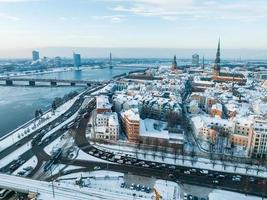 luftaufnahme der winterlichen rigaer altstadt foto