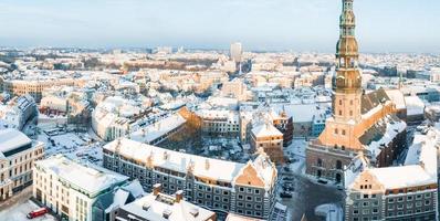 luftaufnahme der winterlichen rigaer altstadt foto