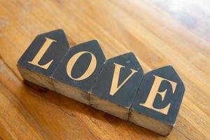 Wort Liebe. Liebesblöcke. das Wort Liebe bildete sich mit kleinen Holzklötzchen. selektiver Fokus. foto