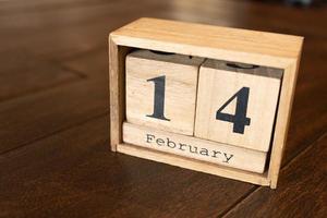 14. feb alles gute zum valentinstag. Kalenderdatumstext vom 14. Februar auf Holzblöcken mit anpassbarem Platz für Text oder Ideen. kopierraum und kalenderkonzept. foto