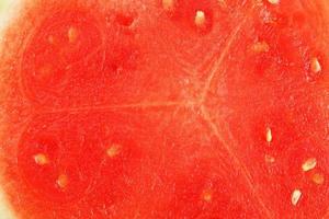 die Textur des saftigen Fruchtfleisches aus roter Wassermelonennahaufnahme, Vollbild als Hintergrund foto