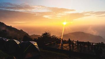 schöner sonnenaufgang monson aussichtspunkt doi angkhang, chiangmai thailand foto