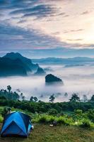 landschaft der berge nebel und zelt phu lanka nationalpark phayao provinz nördlich von thailand foto