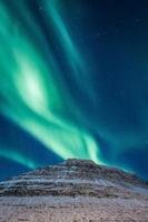 Berg und Aurora Borealis bei Nachtlandschaftsfoto foto