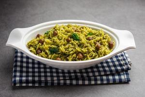 Palak Khichdi ist ein nahrhaftes Eintopfgericht aus Mungolinsen und Reis mit Spinat, indisches Essen foto