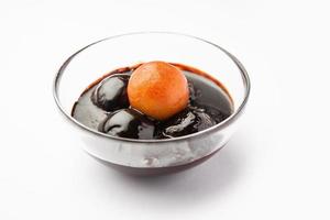 Gulab Jamun in Schokolade getaucht, indisches kreatives Fusion-Dessert-Essen foto