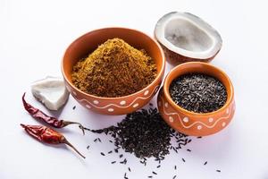 Karal- oder Karala-Chutney eine großartige Mischung aus Geschmack und Gesundheit, hergestellt aus Nigersamen. Maharashtrisches Rezept foto