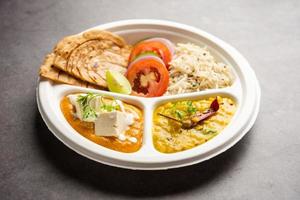 Nordindisches Mini-Menü, Päckchenplatte oder Combo Thali mit Paneer-Butter-Masala, Roti, Dal und Reis foto