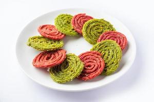 Palak-Rote-Bete-Chakli oder Murukku aus Spinat und Rote Bete foto