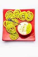 rabdi jalebi - grüner jilebi oder imarati mit rabri aus kondensmilch, indischer dessert foto