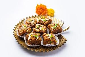 Dodha Barfi oder Doda Burfi ist eine traditionelle indische Süßigkeit, die eine körnige und zähe Textur hat foto