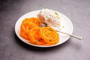 Jalebi-Eis, Kombination aus indischem Dessert mit einem Twist foto