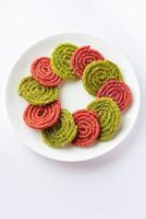 Palak-Rote-Bete-Chakli oder Murukku aus Spinat und Rote Bete foto