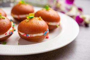 Malai Chop oder Cream Sandwich, das mit Rasgulla oder Gulab Jamun Sweet hergestellt wird, ist eine bengalische Süßigkeit foto