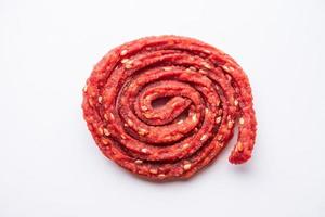 Beatroot Chakli, Murukku, Rote-Bete-Chakli, ein spiralförmig gebratener Snack aus Indien, der beim Diwali-Fest hergestellt wird foto