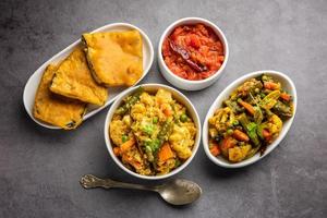 Bengalisches Bhog-Essen für das indische Hindu-Durga-Puja- oder Pooja-Festival. Khichadi, Labra, Tomaten-Chutney foto