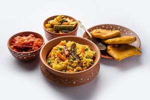 Bengalisches Bhog-Essen für das indische Hindu-Durga-Puja- oder Pooja-Festival. Khichadi, Labra, Tomaten-Chutney foto