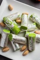 pista roll oder pistazienbrötchen mithai oder sigar, indische süßigkeit oder dessert für festivals foto