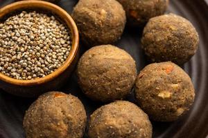 bajra atta ladoo oder kuler laddoo - hirsemehl laddu, ein beliebter wintersüßer snack aus indien foto