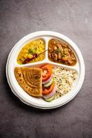 Indische Mini-Menü-Päckchenplatte, Combo Thali mit Rajma Masala, Roti, Dal Tadka, Jeera-Reis, Salat foto