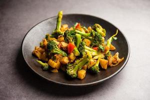Brokkoli nach indischer Art und Aloo Poriyal oder südindisches Rezept für Brokkoli und Kartoffelpfanne foto