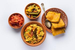 Bengalisches Bhog-Essen für das indische Hindu-Durga-Puja- oder Pooja-Festival. Khichadi, Labra, Tomaten-Chutney foto