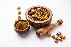 ayurvedisches Choti Kateli, auch bekannt als Kantkari oder Solanum Surattense, getrocknet und in Pulverform foto