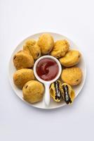Schokoladenkeks Pakora, Pakodas oder Krapfen, kreativer indischer Teatime-Snack foto