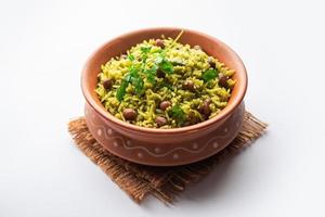 Palak Khichdi ist ein nahrhaftes Eintopfgericht aus Mungolinsen und Reis mit Spinat, indisches Essen foto