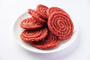 Beatroot Chakli, Murukku, Rote-Bete-Chakli, ein spiralförmig gebratener Snack aus Indien, der beim Diwali-Fest hergestellt wird foto