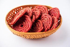 Beatroot Chakli, Murukku, Rote-Bete-Chakli, ein spiralförmig gebratener Snack aus Indien, der beim Diwali-Fest hergestellt wird foto