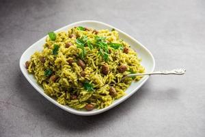 Palak Khichdi ist ein nahrhaftes Eintopfgericht aus Mungolinsen und Reis mit Spinat, indisches Essen foto