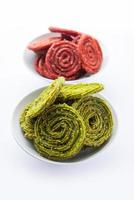 Palak-Rote-Bete-Chakli oder Murukku aus Spinat und Rote Bete foto