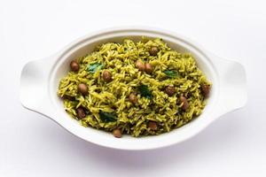 Palak Khichdi ist ein nahrhaftes Eintopfgericht aus Mungolinsen und Reis mit Spinat, indisches Essen foto