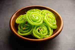 grünes Jalebi Mithai oder Süßes aus Indien, eine Variante eines traditionellen Imarti oder Jilbi foto