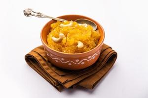 kashi halwa oder kasi halva ist eines der klassischen und traditionellen Desserts von Karnataka, das aus Aschekürbis oder weißem Kürbis oder Kaddu hergestellt wird foto