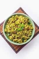 Palak Khichdi ist ein nahrhaftes Eintopfgericht aus Mungolinsen und Reis mit Spinat, indisches Essen foto