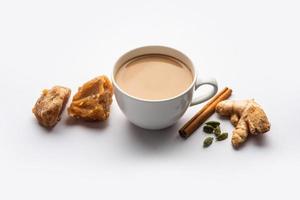 Jaggery Tea oder Gur Ki Chai mit Zutaten wie Gud, Ingwer oder Adrak, grünem Kardamom und Zimt foto