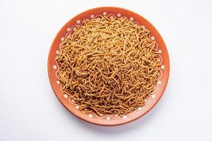 Nachni oder Ragi Sev ist eine köstliche knusprige Nudel aus Fingerhirse, gesundes indisches Essen foto