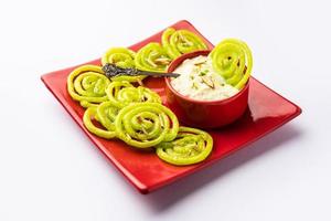 rabdi jalebi - grüner jilebi oder imarati mit rabri aus kondensmilch, indischer dessert foto